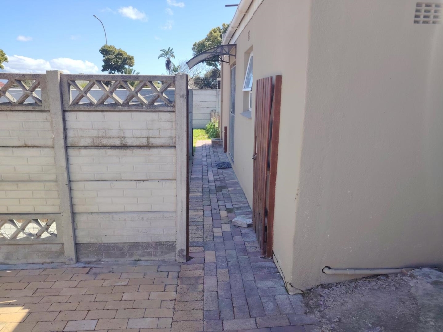 To Let 1 Bedroom Property for Rent in Clamhall Western Cape